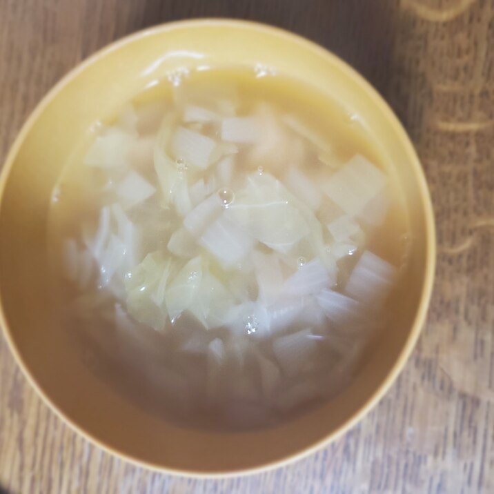 キャベツと玉ねぎと魚肉ソーセージのダシダスープ